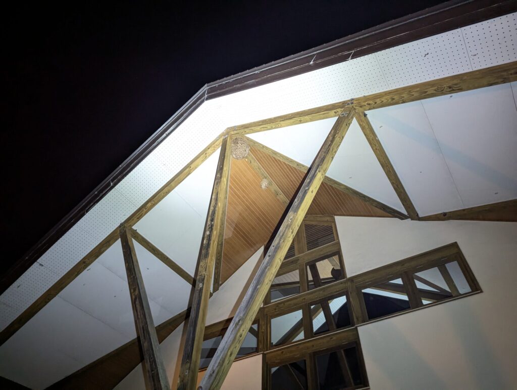 高山市役所様から駆除依頼のあった市営奥飛騨ガイアパークセンターの軒下高所にできたキイロスズメバチの引越し巣の画像です。