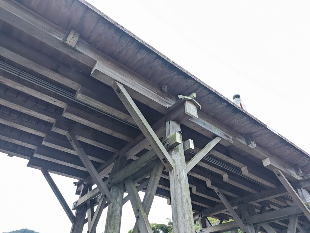 伊勢市・宇治橋の橋梁の隙間に作られたキイロスズメバチの引越し巣