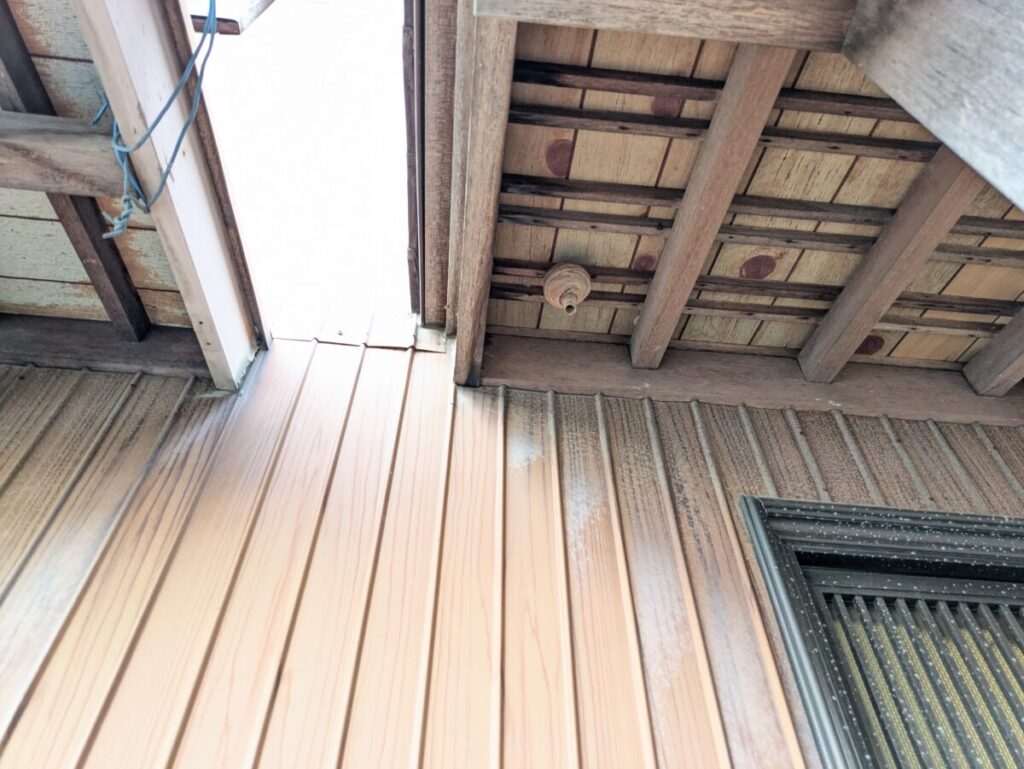 岐阜市北一色での駆除事例。ご自宅の玄関軒下(木部)に作られた、とっくり型をしたコガタスズメバチの初期の巣。