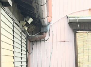 愛知県名古屋市北区神明 1階軒下に営巣したコガタスズメバチの巣